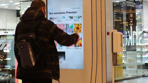 A man in a mall uses an information board. Russia Moscow 22.02.2022 Vidéo 170743155