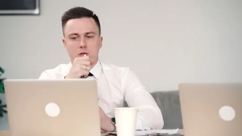 Man manager with vaping an electronic cigarette in office working with laptop 스톡 동영상 133220211