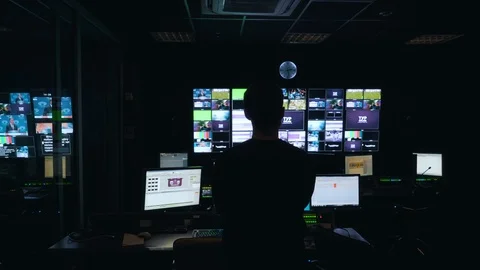 Man manages the broadcast in TV control room Vidéo 112228030