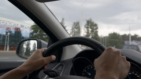 Man manages the car Vídeo Stock 91043692