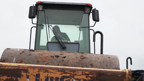 Man maneuvers road roller adjusting controls with ease Видео 269190307