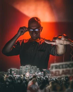A man manipulates the crowd with strings, an image of political games Foto stock