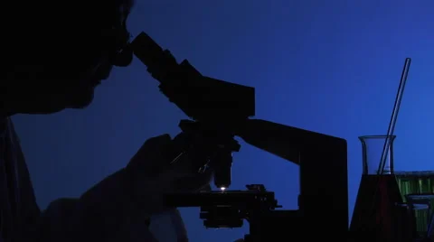 Man manipulating a microscope Video stock 64287372