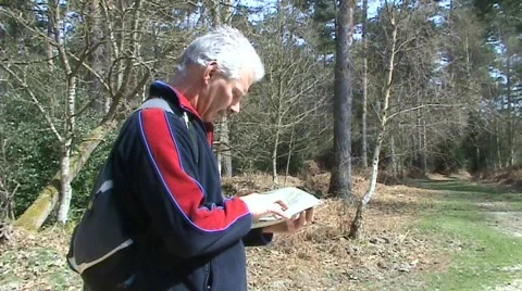 Man map reading Video stock 360176