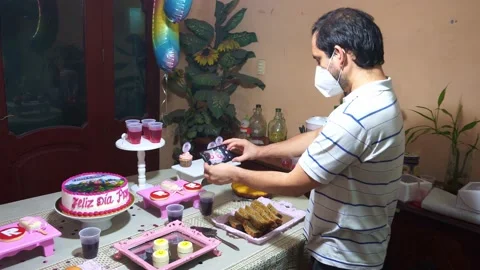 A man with a mask for covid-19 taking photos with his cell phone 库存影片 155304629