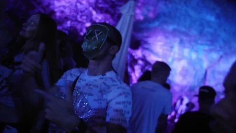 Man in a mask dancing on the beach party, slow motion 库存影片 92095358
