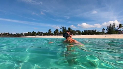 Man in mask dive not far from the coast GoPro Hero7 Vídeo Stock 109100387