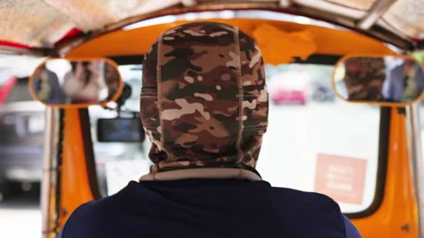 Man in mask driving auto rickshaw. Video stock 306827989