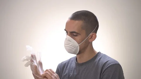Man with mask putting gloves Vídeos de archivo 127591111