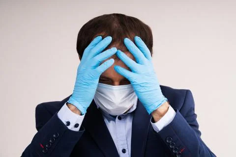 Man In Mask Suffering From Panic Attack Foto stock