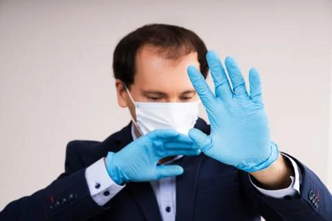 Man In Mask Suffering From Panic Attack Foto stock