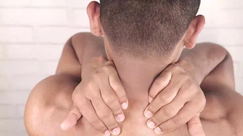 Man massaging back of his neck and shoulders for pain relief footage. Vídeos de archivo 333259611