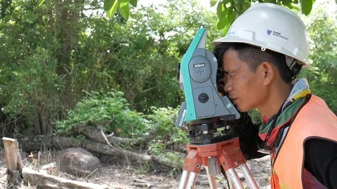 A man measures land topography using electronic theodolite Stock Footage 124270775