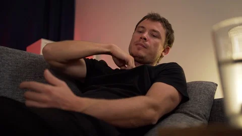 A man measures the temperature and after drinking a pill Vídeo Stock 129300407