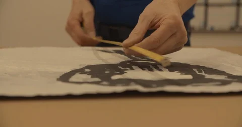 Man Measuring Picture 動画素材 105385984