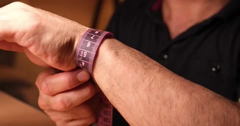 Man Measuring Wrist Circumference with Measuring Tape, Body Measurement and Heal 库存影片 328101469