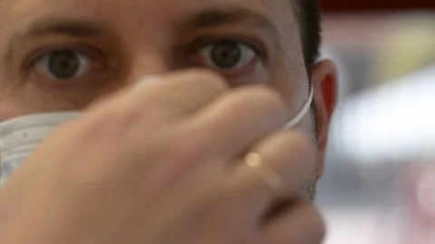 A man in a medical mask and glasses.  the problem of fogging glasses when breath Vidéo 150703553