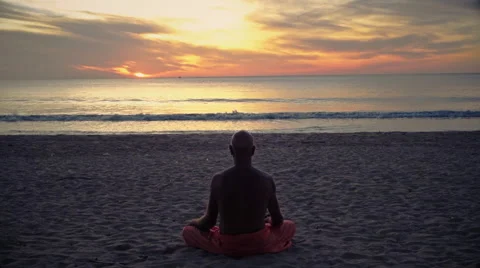 Man meditating on Beach 库存影片 52435625