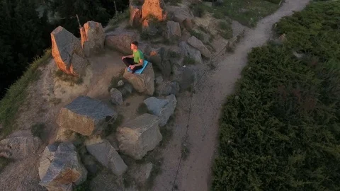 Man meditating in nature Video stock 82061965