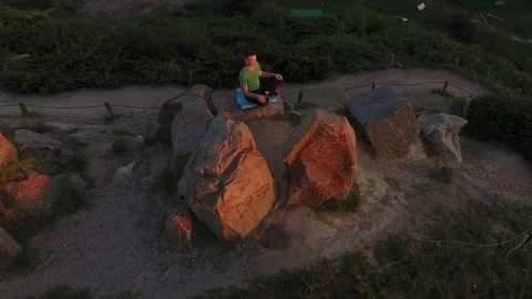 Man meditating in nature Video stock 82061992