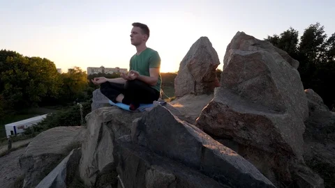 Man meditating in nature Video stock 82063115