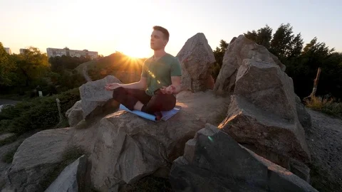 Man meditating in nature Video stock 82063134
