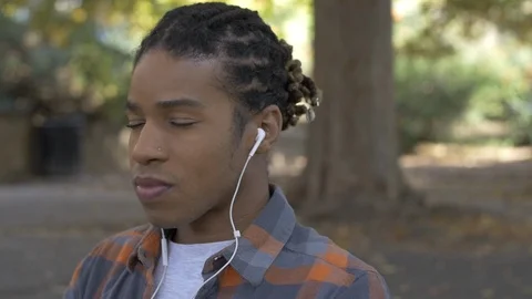Man Meditating in Park 動画素材 121385902