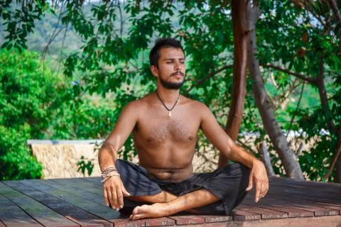 Man in meditation Stockfoto's
