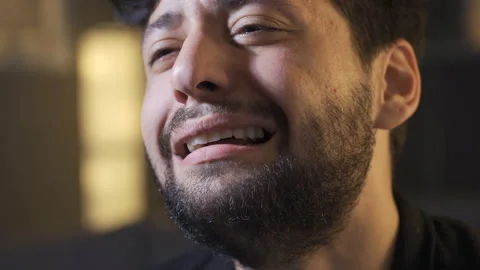 Man with mental illness is crying. Vidéo 222482895
