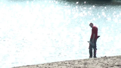 Man with metal detector on the beach. 스톡 동영상 81983002