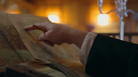 Man from Middle ages examine the old maps Vídeos de archivo 44573784