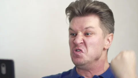 Man with mobile phone in anger. Video stock 100915243