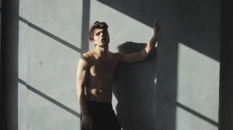 Man model moving and poses to camera on the photo session 库存影片 60961044