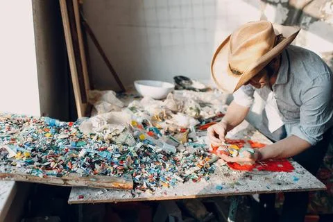 Man mosaics master chooses select smalt glass pieces for mosaic panel. Mal... 写真素材