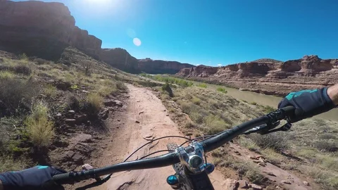 Man Mountain Biking Fast On A Desert Trail With scenic Views  Video stock 104430864