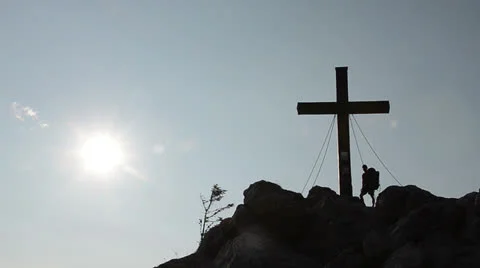 Man at mountain summit cross 스톡 동영상 26206586