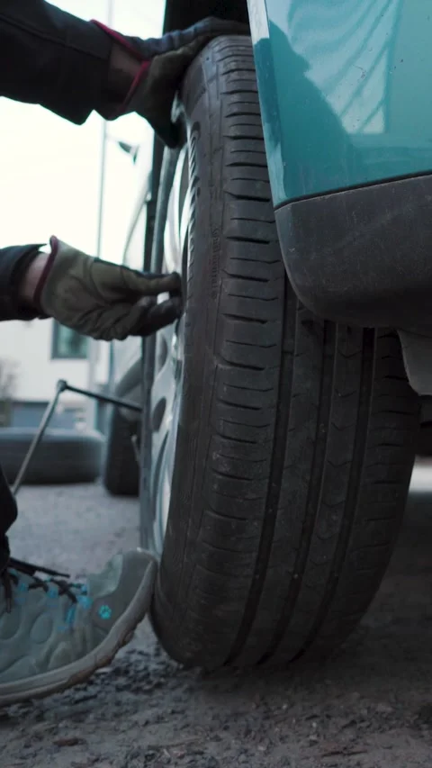 Man mounting a tyre on a car. Tyre changing process 스톡 동영상 310589707