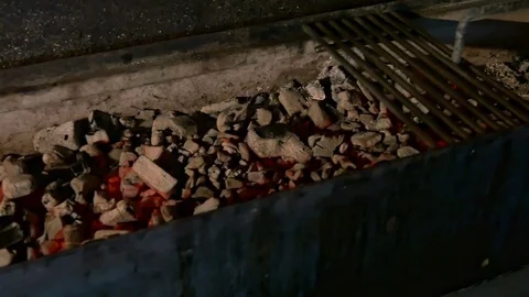 Man moves the grate on the grill Stock-Footage 80043134