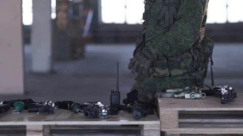 Man near the table with arms 库存影片 75331265