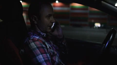 Man nervously talking on the phone Vídeo Stock 95577468