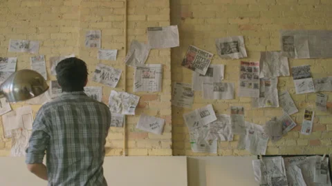 Man with newspaper wall Stockbeeldmateriaal 171720558