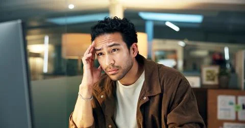 Man, night and headache at computer for business, workload pressure and mis.. Foto stock