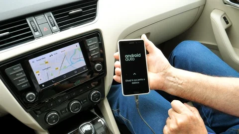 Man with Nokia 6 smartphone Android Auto dashboard Google Maps Vídeo Stock 112644026