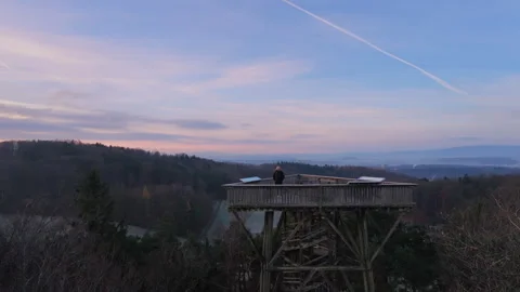 Man on observation tower, Circle Far 9Sek. 30FPS Video stock 321632600