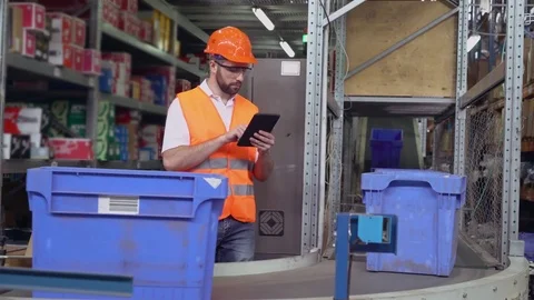 Man observes delivery Stock Footage