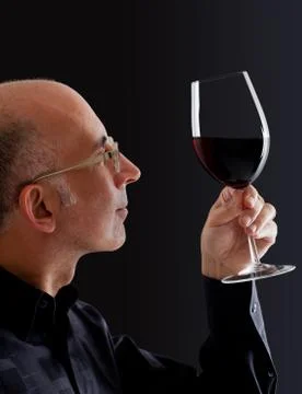 Man observing color in wine Stock-Fotos