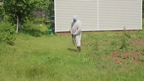 Мan observing two week quarantine because of coronavirus pandemic works 스톡 동영상 132924286