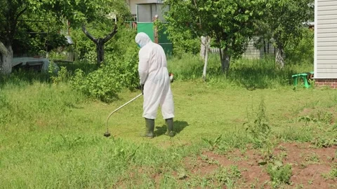 Мan observing two week quarantine because of coronavirus pandemic works 스톡 동영상 132924305