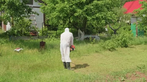 Мan observing two week quarantine because of coronavirus pandemic works 스톡 동영상 132925981