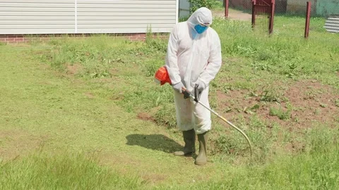 Мan observing two week quarantine because of coronavirus pandemic works 스톡 동영상 132926012